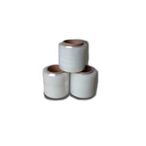 Tres rollos de emplaye transparente 5 pulgadas de ancho sobre un fondo blanco